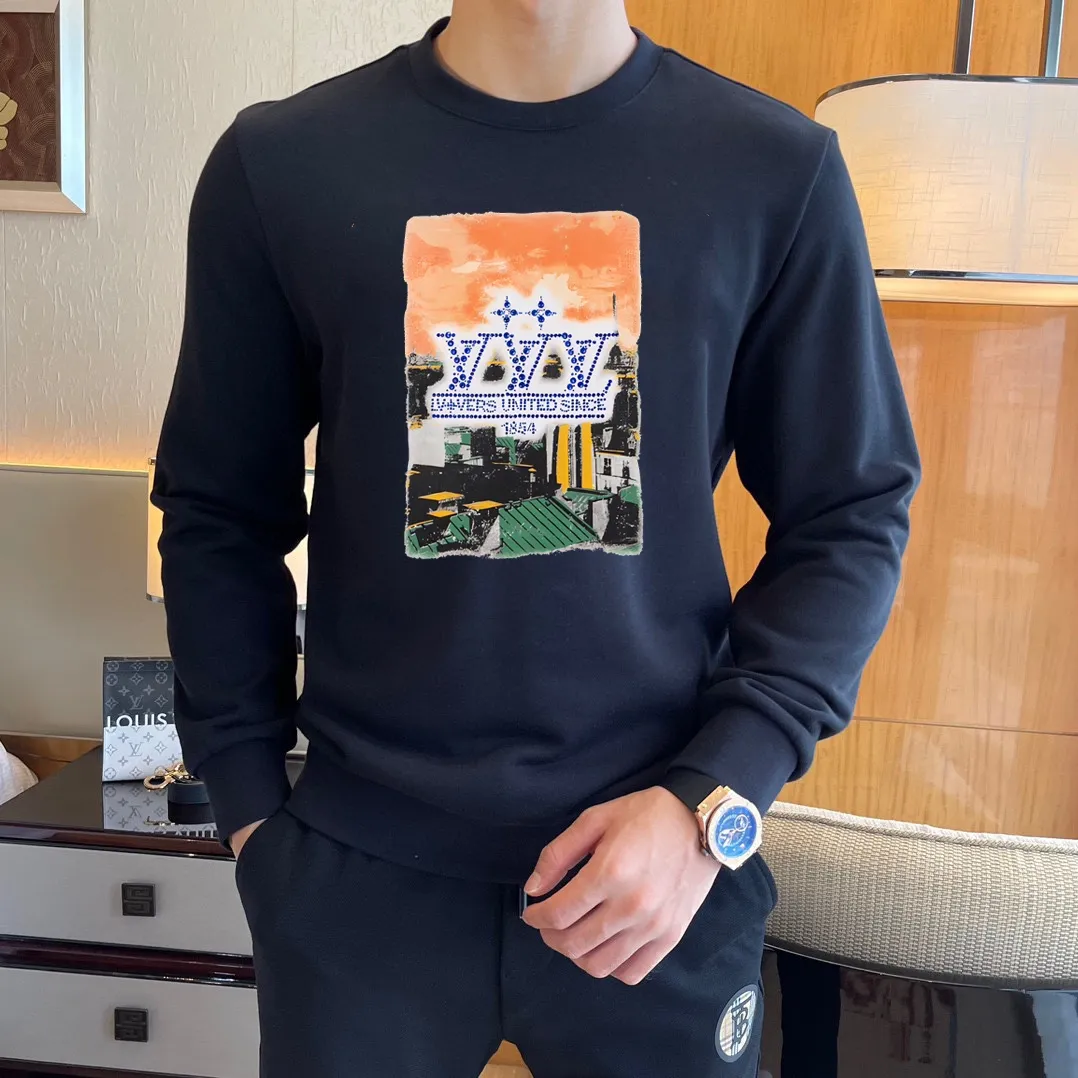 🅿️220 brand [LV Louis Vuitton] (good news for fat people) 2025ss autumn latest long-sleeved round-neck sweatshirt, on sale simultaneously on the official website. Refreshing and breathable. Made of top Tencel Roman. Comfortable and soft. 3D three-dimensional clarity. Super fashion sense. Great for gifting and keeping for yourself. Size: M-5XL (can wear up to 220 pounds)